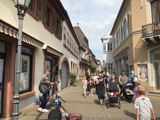 Ein Straßenmusiker sorgt gekonnt für musikalische Unterhaltung | Foto: B. Bender