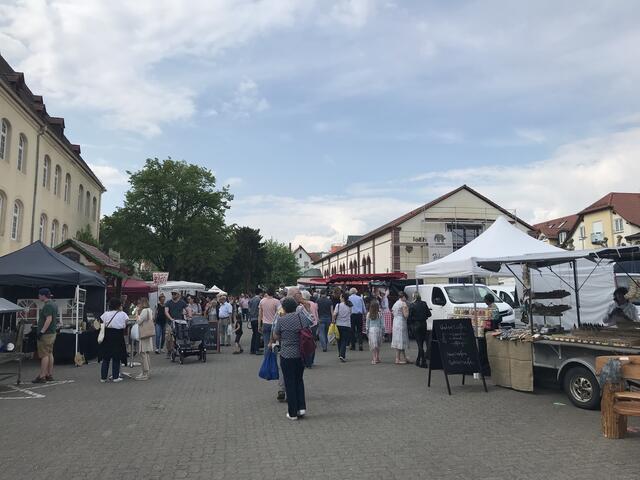 Auch auf dem Schlossparkplatz waren zahlreiche Verkaufsstände zu finden | Foto: B. Bender