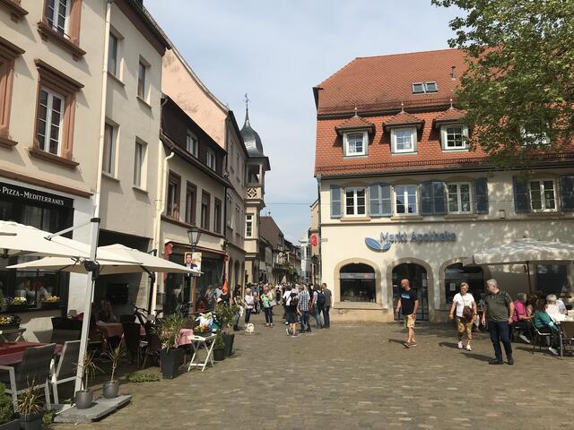 Der verkaufsoffene Sonntag sorgte für Leben auf Marktplatz und Marktstraße | Foto: B. Bender