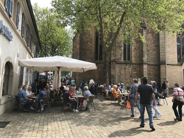 Geselligkeit bei Cafe und leckerem Eis  | Foto: B. Bender