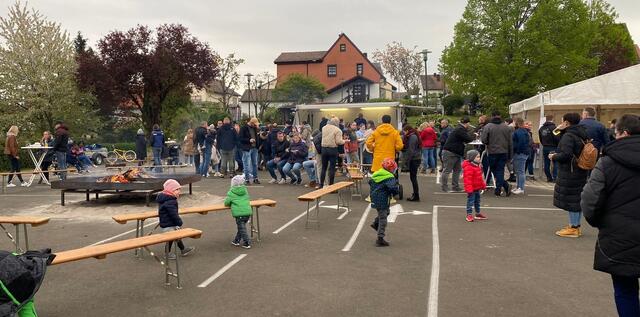 Schnell füllte sich der Bolandener Marktplatz nach dem Entzünden der Grillstellen mit Gästen | Foto: |szip