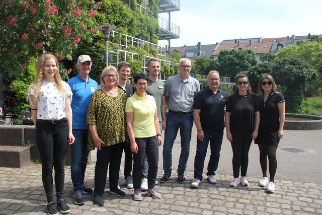 Die Präsidentinnen und Präsidenten der verschiedenen Lions- und Leo-Clubs zusammen mit Distrikt-Governor Gerd Böhmler (4. von rechts) freuen sich über den großen Erfolg der Activity  | Foto: Christian Lutsch