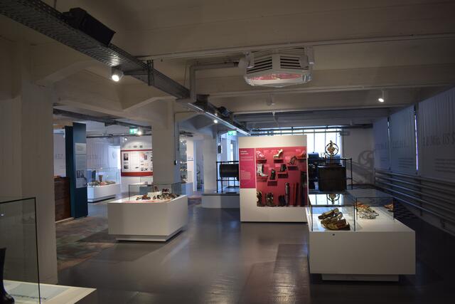 Erdgeschoss mit 12 Schuh-Stationen | Foto: B. Bender