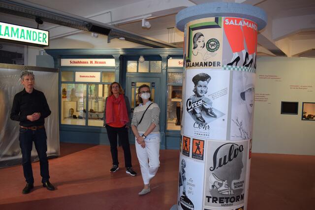 Anja Kalinowski, Regina Hauber und Wolfgang Knapp führten durch die neue, helle und freundlich anmutende Ausstellung (v.r.n.l.) - hier im zweiten OG | Foto: B. Bender