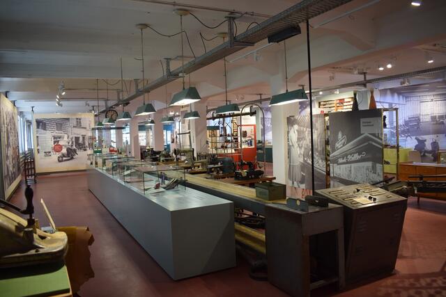 Alles rund um Schuhe in der Nachkriegszeit im ersten OG | Foto: B. Bender