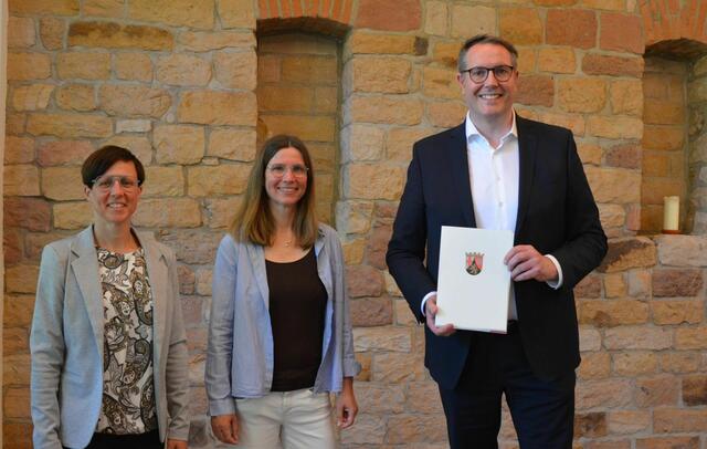 Kathrin Flory (Ortbürgermeisterin Klingenmünster), Christiane Steinmetz (1. Vorsitzende Bürgerstiftung Pfalz) und Alexander Schweitzer (Staatsminister für Arbeit, Soziales, Transformation und Digitales, v.l.n.r) bei der Übergabe des Zuwendungsbescheids. | Foto: Eva Ahrens