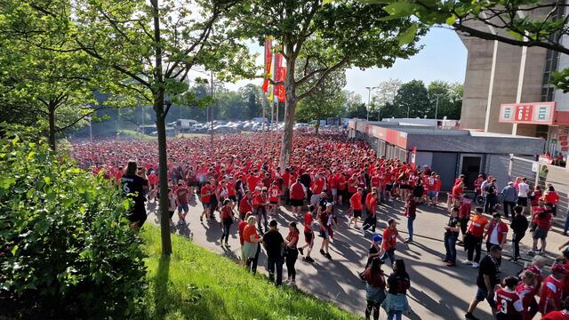 Kurz vor 18 Uhr vor der Westkurve | Foto: Ralf Vester 