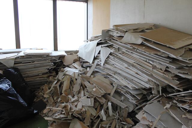 Bei der Probesanierung werden alle ausgebauten Materialien getrennt gelagert | Foto: Basaric-Steinhübl
