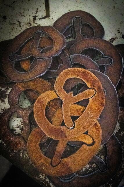 Hagen Groß fertigt Speyer-Souvenirs aus Metall | Foto: Cornelia Bauer