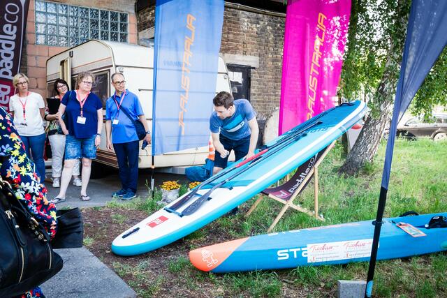 Julian Gottwald erklärt die Unterschiede zwischen den Boards | Foto: Cornelia Bauer
