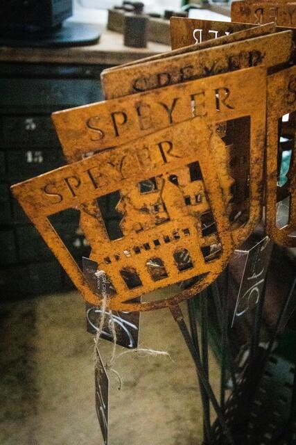 Hagen Groß fertigt Speyer-Souvenirs aus Metall | Foto: Cornelia Bauer