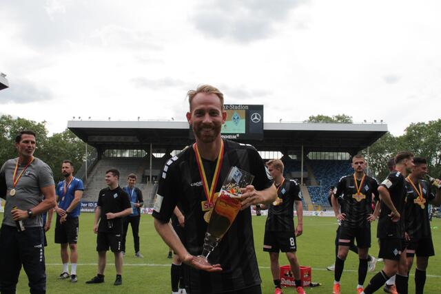 Marc Schnatterer mit dem Rothaus-Bierglas (Foto Michael Sonnick)