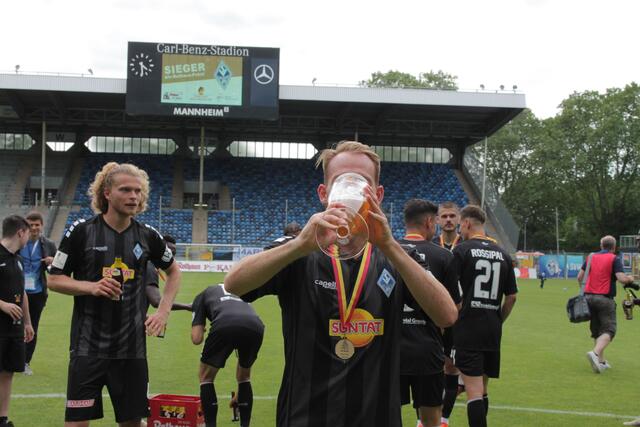 Marc Schnatterer genehmigt einen großen Schluck aus dem Rothaus-Bierglas (Foto Michael Sonnick)