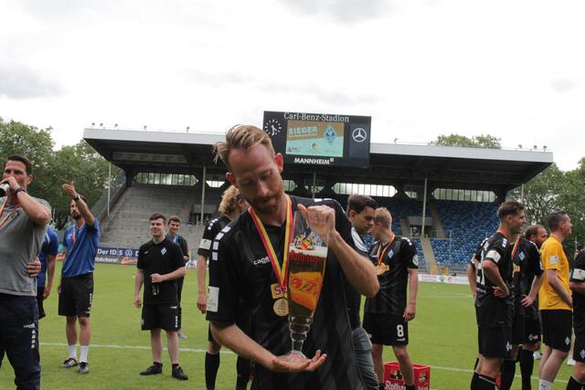 Marc Schnatterer mit dem Rothaus-Bierglas (Foto Michael Sonnick)