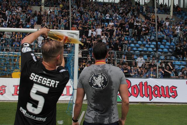Marcel Seegert mit einer Bierdusche für Waldhof-Trainer Patrick Glöckner (Foto Michael Sonnick)