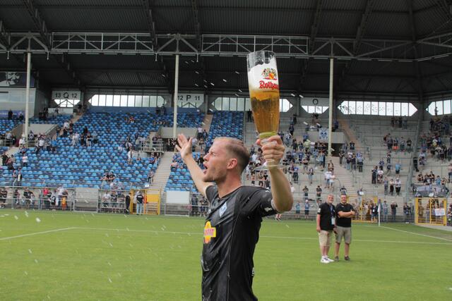 Marcel Seegert vom SV Waldhof Mannheim mit dem großen Rothaus-Bierglas (Foto Michael Sonnick)