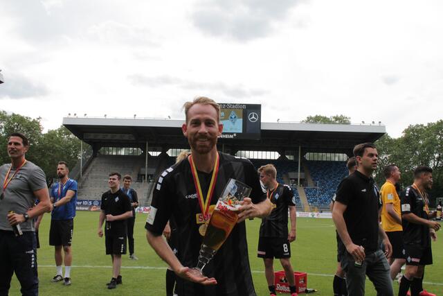 Marc Schnatterer mit dem Rothaus-Bierglas (Foto Michael Sonnick)