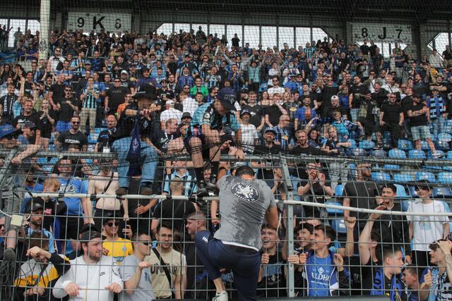 Waldhof-Trainer Patrick Glöckner auf dem Zaun vor den SVW-Fans (Foto Michael Sonnick)