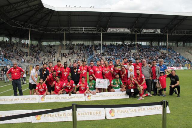 Die Mannschaft vom FC Türkspor Mannheim mit den Trainern Caner Dönmez sowie Serif Gürsoy zeigte eine starke Leistung  (Foto Michael Sonnick)