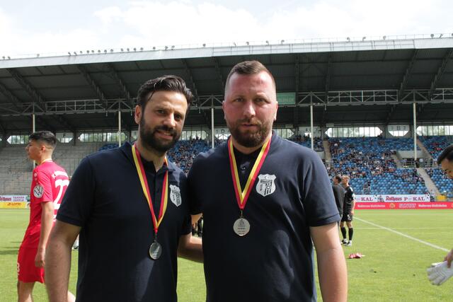 Die Mannschaft vom FC Türkspor Mannheim mit den Trainern Caner Dönmez sowie Serif Gürsoy zeigte eine starke Leistung (Foto Michael Sonnick)