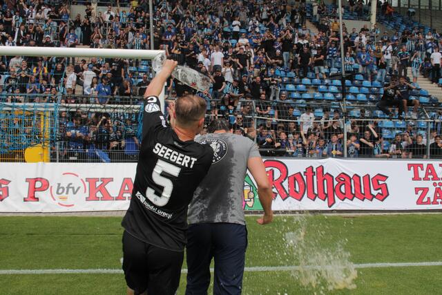 Marcel Seegert mit einer Bierdusche für Waldhof-Trainer Patrick Glöckner (Foto Michael Sonnick)