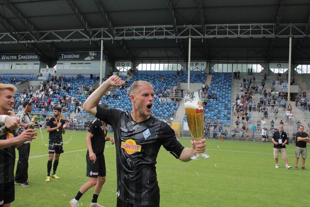 Marcel Seegert vom SV Waldhof Mannheim mit dem großen Rothaus-Bierglas (Foto Michael Sonnick)