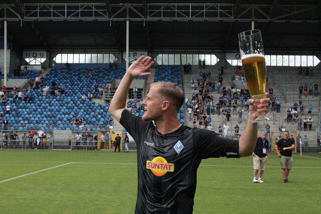 Marcel Seegert vom SV Waldhof Mannheim mit dem großen Rothaus-Bierglas (Foto Michael Sonnick)