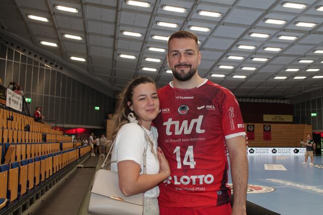 Eulen-Spieler Nikola Sorda mit seiner Freundin (Foto Michael Sonnick)