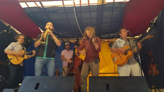 Am Sonntag wurde im ehemaligen Weingut Mattern ab 13 Uhr bei fetten Balkan Beats der Band „Absinto Orkestra“ das Tanzbein geschwungen.  | Foto: Eva Bender