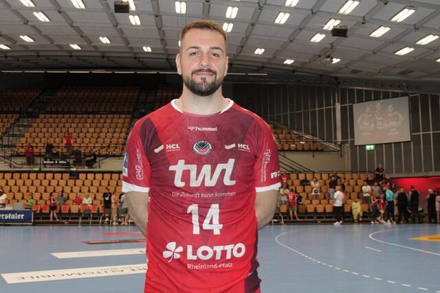 Eulen-Kreisläufer Nikola Sorda spielt normal in Hochdorf (Foto Michael Sonnick)