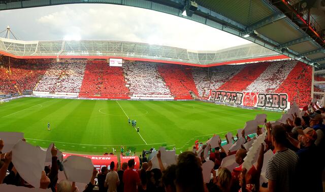 Fanchoreo über drei Tribünen des Fritz-Walter-Stadions hinweg | Foto: Jens Vollmer