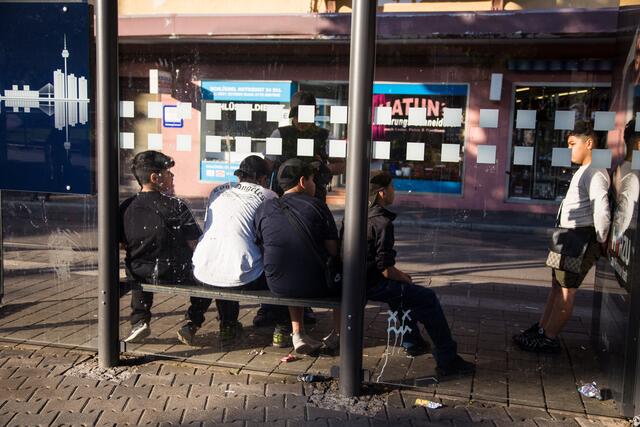 Chillen an der Haltestelle | Foto: Roland Kohls