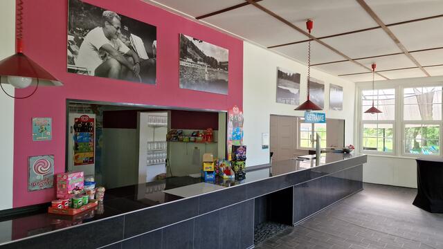 Die aufgehängten Bilder im Pavillon nehmen die Besucher mit auf eine Zeitreise | Foto: Ralf Vester