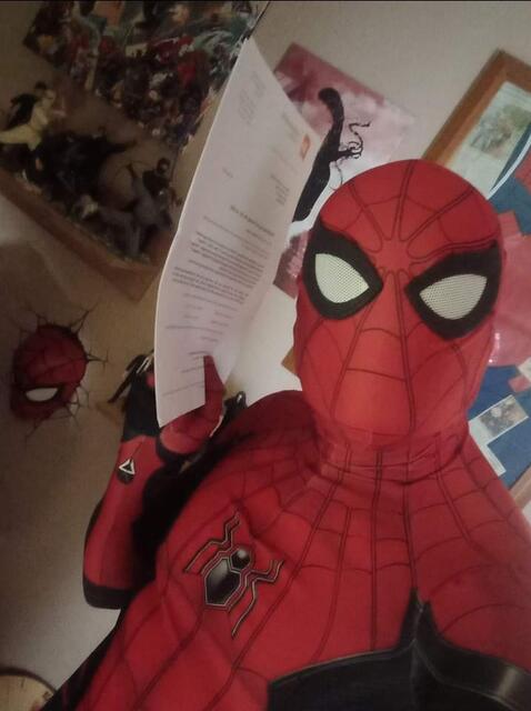 Die freundliche Spinne aus Speyer hält die Zusage in Händen: Spiderman ist beim Brezelfestumzug mit dabei | Foto: Claudio Cantali