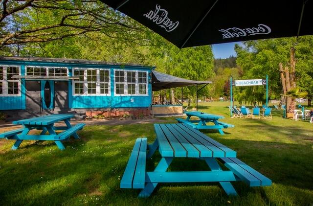 Auch im Biergarten dominiert die Farbe Türkis | Foto: Ursula Engelmann