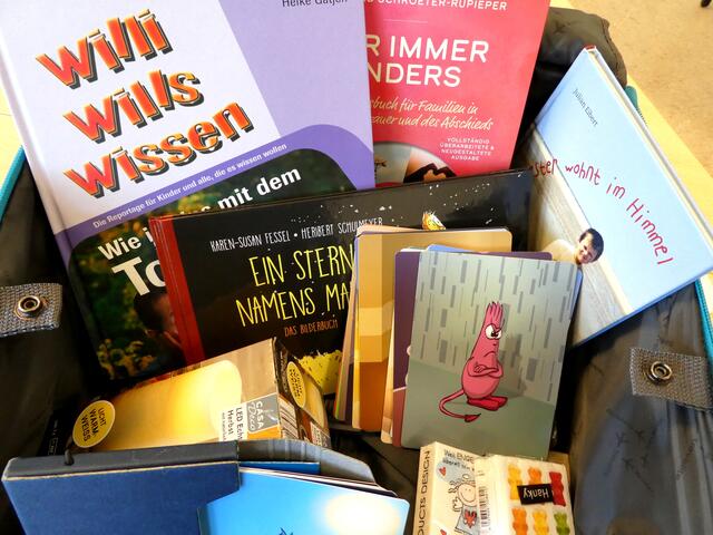 Von Informationen für Pädago*innen über Kerzen, Taschentücher bis zu den "Gefühlsmonstern" ist alles dabei. | Foto: Sabine Nauland-Bundus