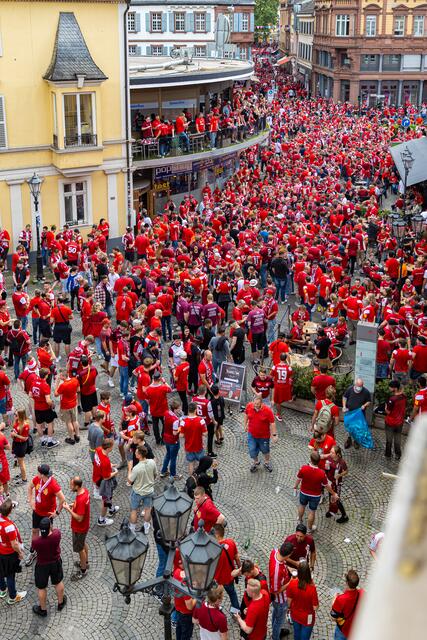 Die Lauterer Altstadt war vor dem Relegationsspiel Treffpunkt zum Fanmarsch | Foto: Jens Vollmer