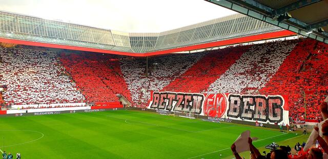 Das Fritz-Walter-Stadion in den Vereinsfarben Rot-Weiß | Foto: Jens Vollmer