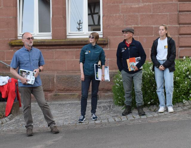 Ortsbürgermeister Ralf Weber, das Projekt-Team Sarah Köngeter und Harry Schmeiser mit einer weiteren Mitarbeiterin | Foto: B. Bender