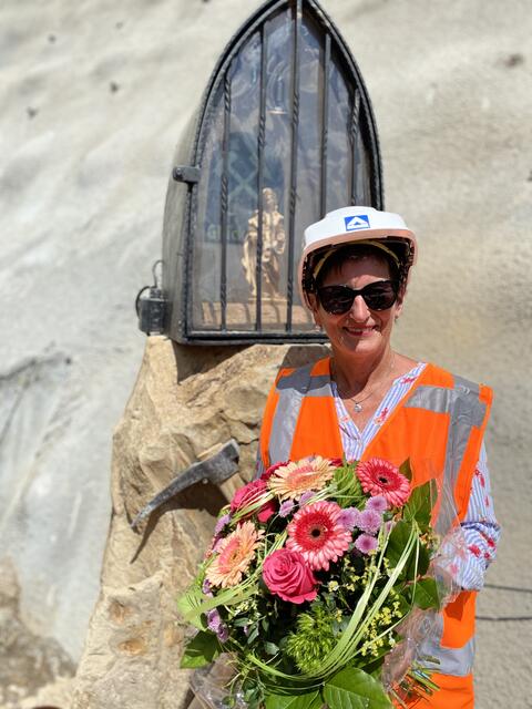 Eine stolze Tunnelpatin, die sich auch während der Bauphase um die Bergleute kümmern wird | Foto: Claudia Bardon