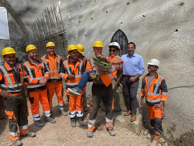 Sie sind jetzt schon eine Einheit, die Bergleute tragen ihre Tunnelpatin auf Händen | Foto: Claudia Bardon