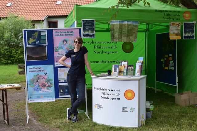 Sarah Köngeter am Infostand | Foto: B. Bender