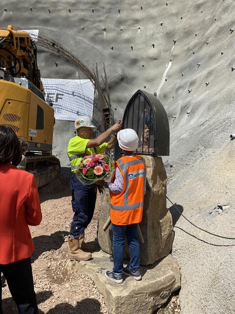 Die Heilige Barbara wacht über die Bergleute während der Tunnel-Bauphase | Foto: Claudia Bardon