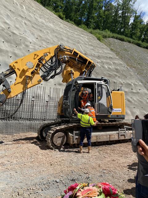 Los geht´s. Die ersten Tunnelstiche übernimmt Tunnelpatin Gabriele Mauer | Foto: Claudia Bardon