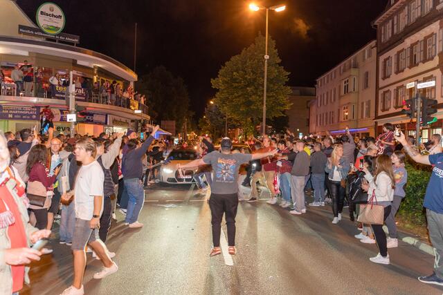 Lange Zeit ruhte der Verkehr in der Lautrer Innenstadt. Der Grund waren tausende FCK-Fans, die den Aufstieg der Mannschaft vom Betzenberg feierten | Foto: Kim Rileit