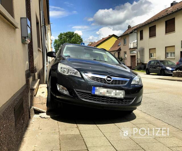 Beim Versuch, ein Unglück zu verhindern, hat ein Mann aus dem Landkreis am Dienstagmittag in Enkenbach-Alsenborn einen Unfall verursacht | Foto: Polizeipräsidium Westpfalz