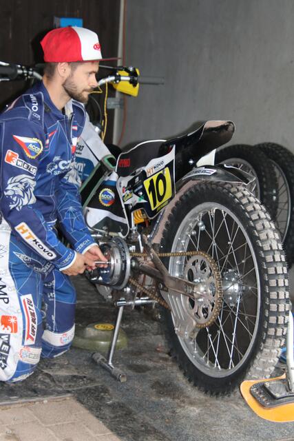 Hynek Stichauer, Team Czech Republic, packt selbst mit an | Foto: Franz Walter Mappes