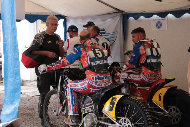 Das Team Niederlande in der Warteschleife | Foto: Franz Walter Mappes