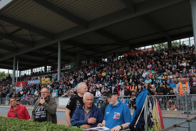 Gut gefüllt: die Zuschauertribüne | Foto: Franz Walter Mappes