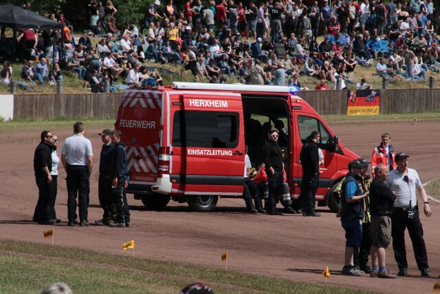 Die Strecke wird gesperrt. Die Feuerwehr sichert die Ankunft des Rettungshubschraubers | Foto: Franz Walter Mappes